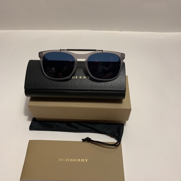 Burberry Sunglasses Authentic Made in Italy Unisex - Picture 3 of 8